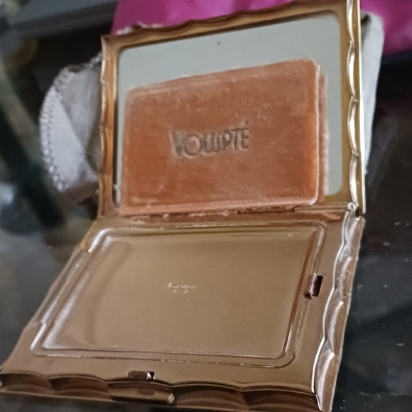 Volupte 1950's Goldtone Loose powder compact Mirror Puff Original Case - Picture 7 of 11